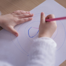 Enfant en train de dessiner 