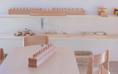 Espace intérieur avec des tables, chaises et jouets en bois