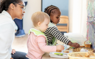 Educateur veille sur enfants jouant avec jeu en bois