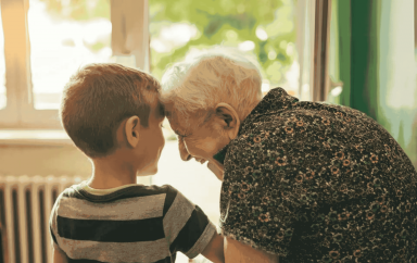 Enfant et grand-parent côte à côte