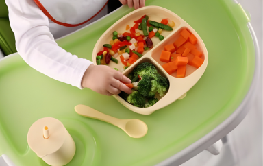 Bébé qui mange seul