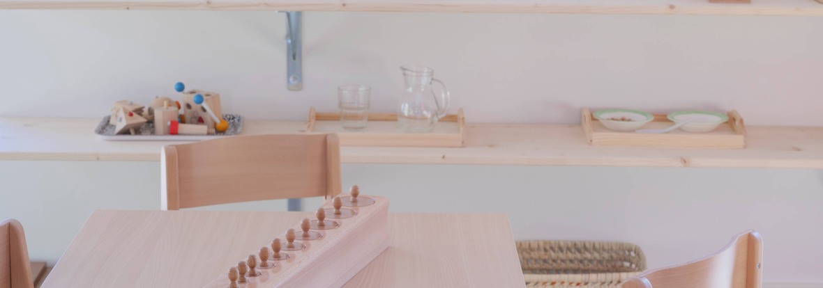 Espace intérieur avec des tables, chaises et jouets en bois