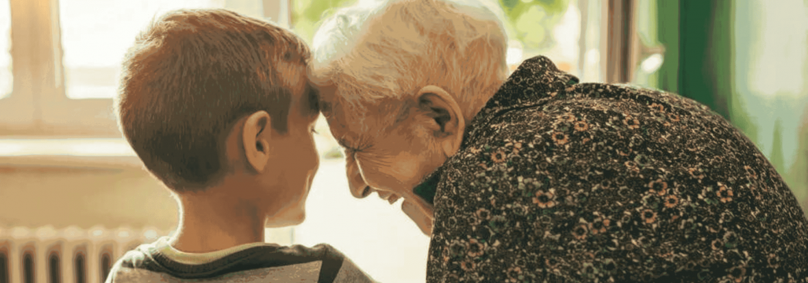 Enfant et grand-parent côte à côte