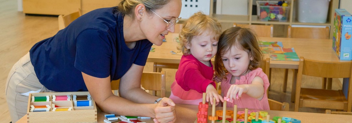 éducatrice qui joue avec les enfants